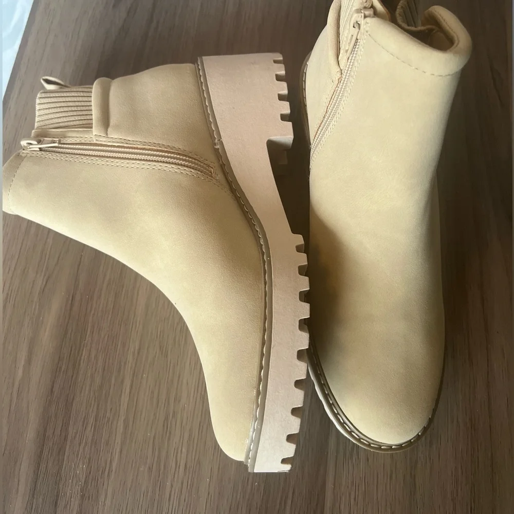 NWOB Chelsea Boots